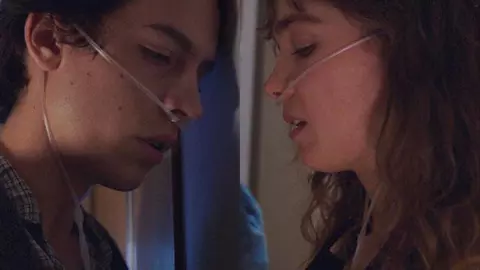 Netflix, hechos reales, A dos metros de ti A.jpg