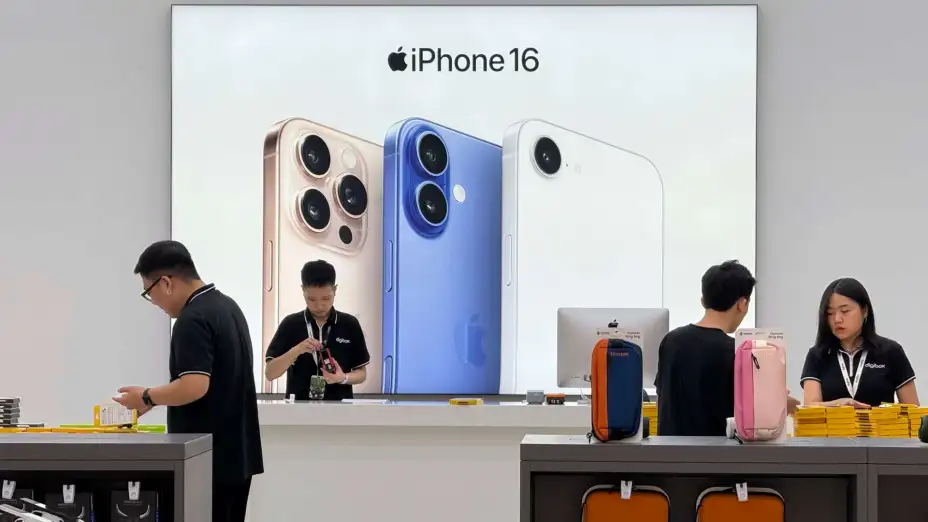 Personal de ventas en una tienda de Apple en Vietnam