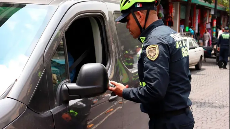 Revisión de rutina en CDMX: ¿puede un policía revisar tu mochila, celular o vehículo?