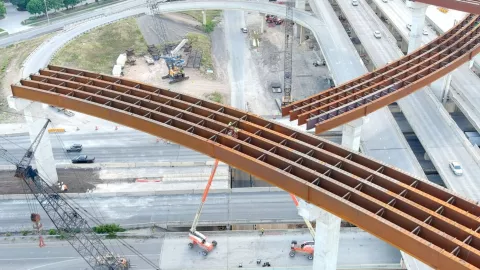 Hombres trabajan en el cierre de la autopista I-10 en el Bucle 1604 en San Antonio, Texas.