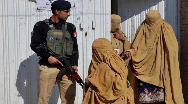 Imagen simbólica sobre la violencia de género y la vulnerabilidad de las mujeres en Pakistán, en relación al caso de las hermanas que asesinaron a su padre.