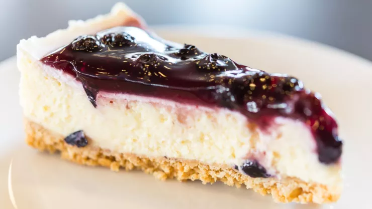 Mujer envenenó a su amiga con un cheesecake para usurparla