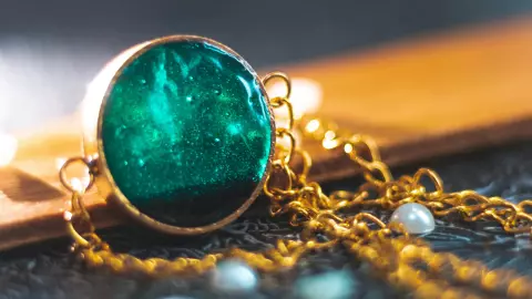 El verde esmeralda es el tono que hará vibrar las pieles morenas