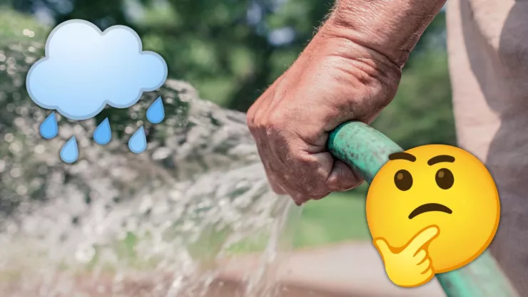 Tirar agua a la calle para atraer lluvias