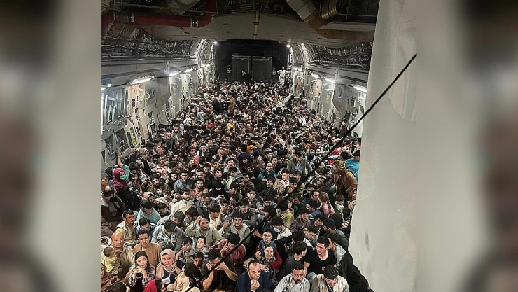 afganos_talibanes_avion_militar