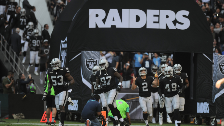 Las Vegas Raiders entrando a la cancha del Estadio Azteca