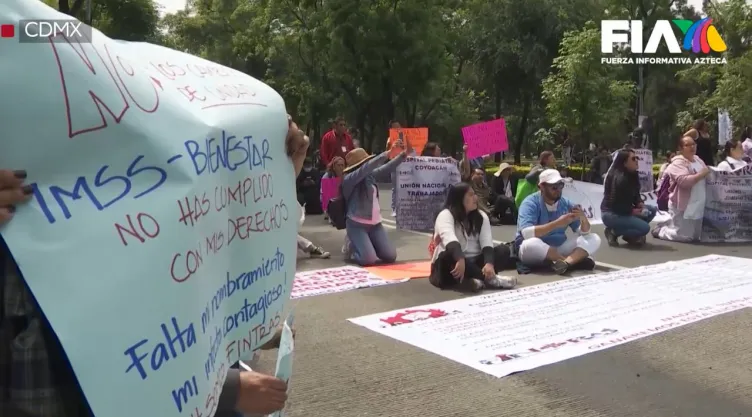 Trabajadores del IMSS - Bienestar en CDMX en plena manifestación en Periférico.