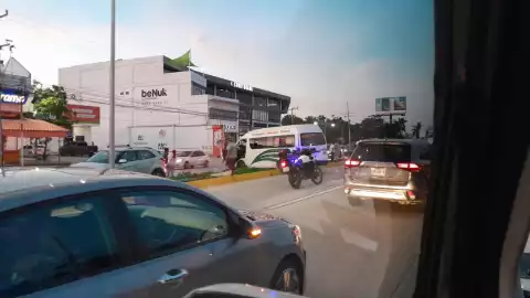 Reportan fuerte accidente de tránsito en Boulevard Colosio en Cancún; choque genera caos vial.jpg
