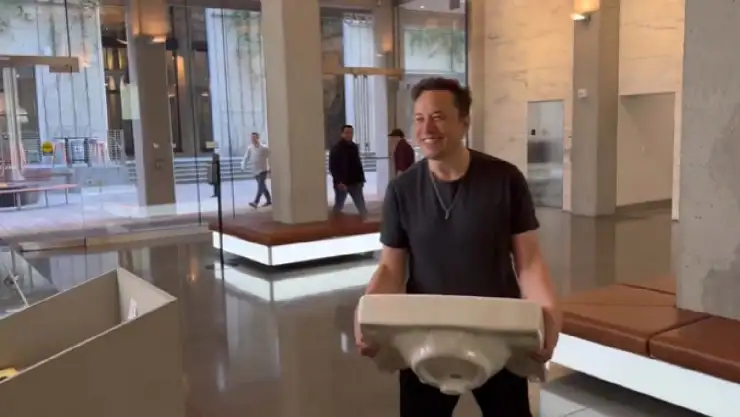 Elon Musk llega a la sede de Twitter con un lavamanos