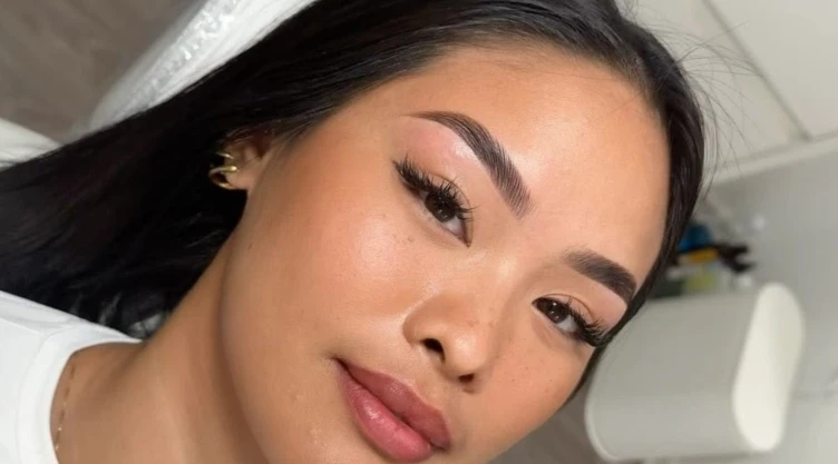 5 estilos de cejas microblading para mujeres apiñonadas