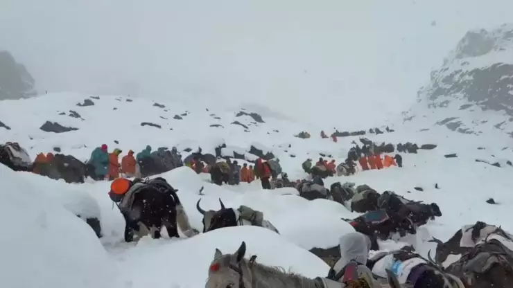 Tormenta de nieve deja atrapados a más de 200 excursionistas en el Everest