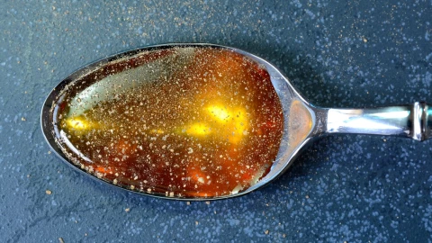 Una marca del mercado que se adjudica ser miel fue desmentida por Profeco