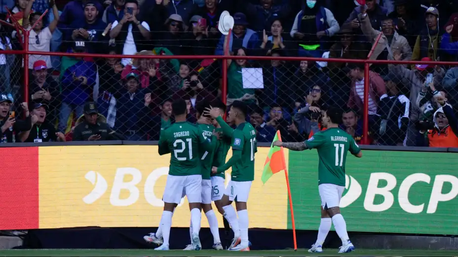 Bolivia celebra un gol contra Colombia