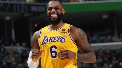 LeBron James extiende contrato.