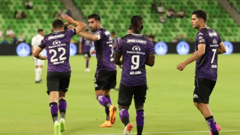 Jugadores de Mazatlán celebran un gol