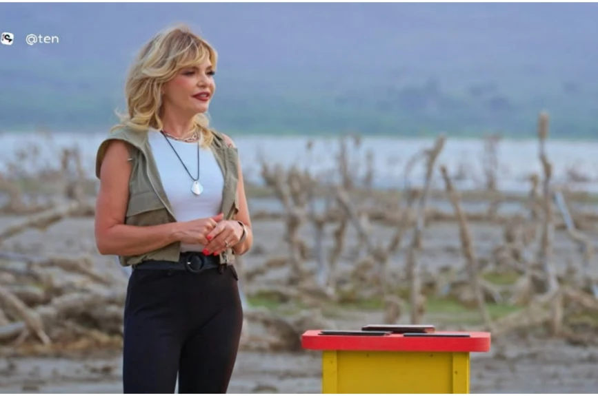 Itatí Cantoral confirma que el look safari es gran opción para salir de casa en cualquier ocasión. Un top blanco y una capucha sin mangas junto a unos skinny jeans son ideales para andar por la ciudad o para ir por carretera.