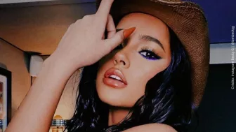 Becky G con vestido negro. .jpg