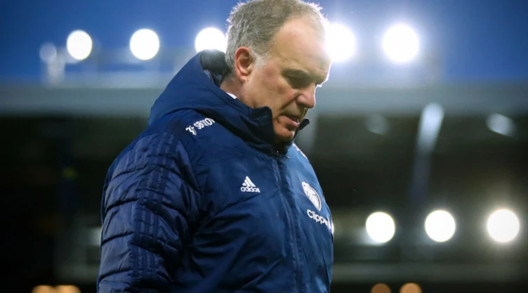Marcelo Bielsa dirigiendo al Leeds United en la Premier League