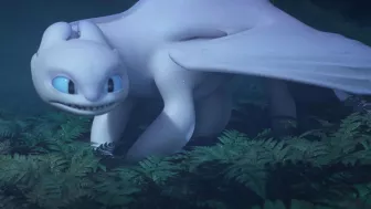 En los libros, los dragones son pequeños, del tamaño de un leopardo, mientras que en las películas y series tienen un tamaño mucho mayor, lo que permitió crear escenas de acción más espectaculares.