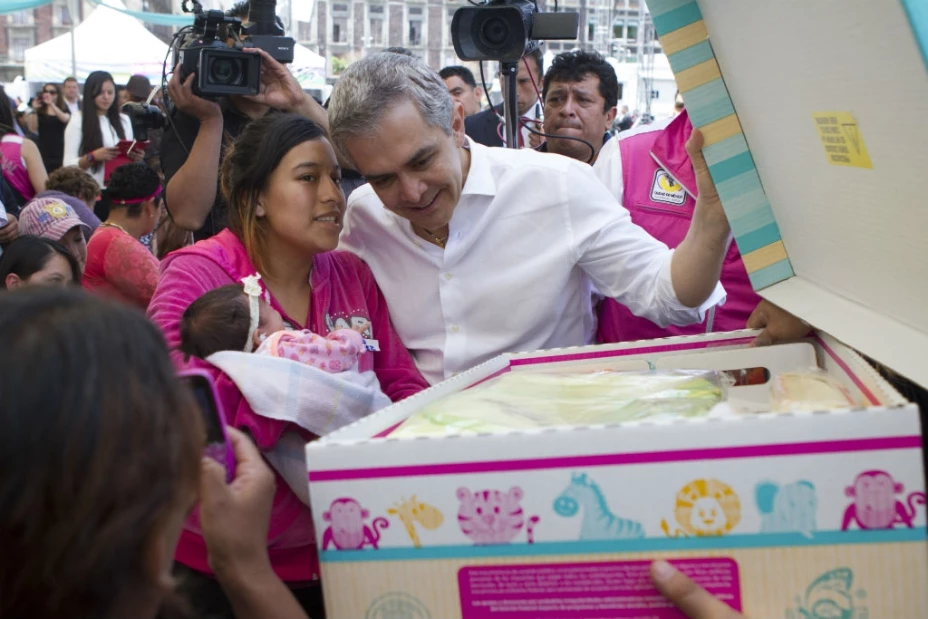 Mancera entrega cunas