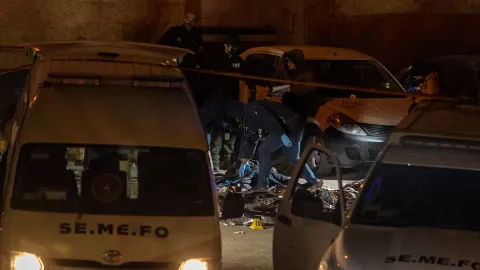 Incendio de un centro de detención provoca muerte a 39 migrantes en la frontera de México; lloran en El Salvador.