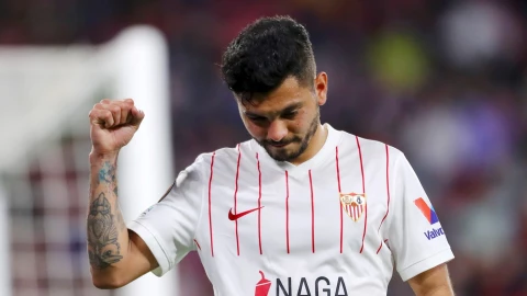 Tecatito ayuda al Sevilla a ganar al Granada