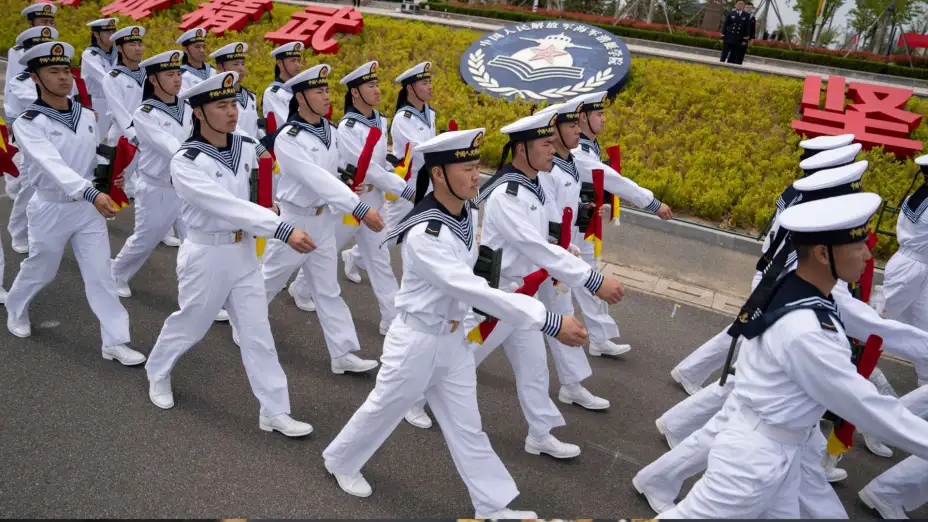 Marinos chinos desfilan en la provincia de Shandong.