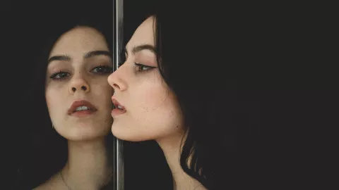 ¿Qué significa hablar contigo mismo según la psicología?