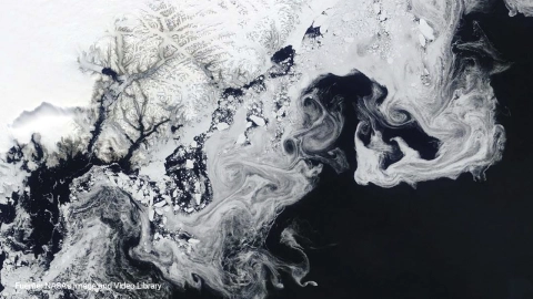 Pedazos de hielo girando en espiral en Groenlandia