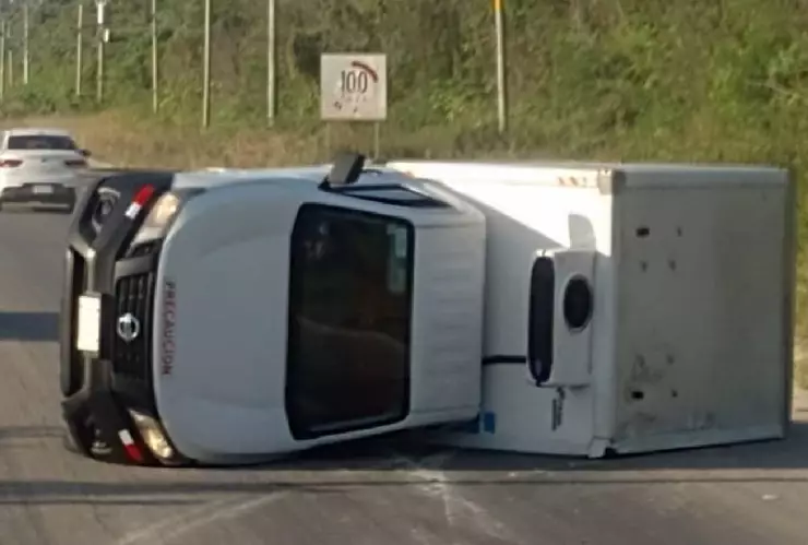 Tráfico hoy 05 de marzo_ Reportan volcadura en carretera Cancún- Puerto Morelos.jpg
