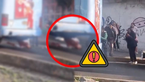 VIDEO SENSIBLE | Hombre se corta el cuello y se quita la vida en transporte público: Cayó muerto y bañado en sangre sobre la calle