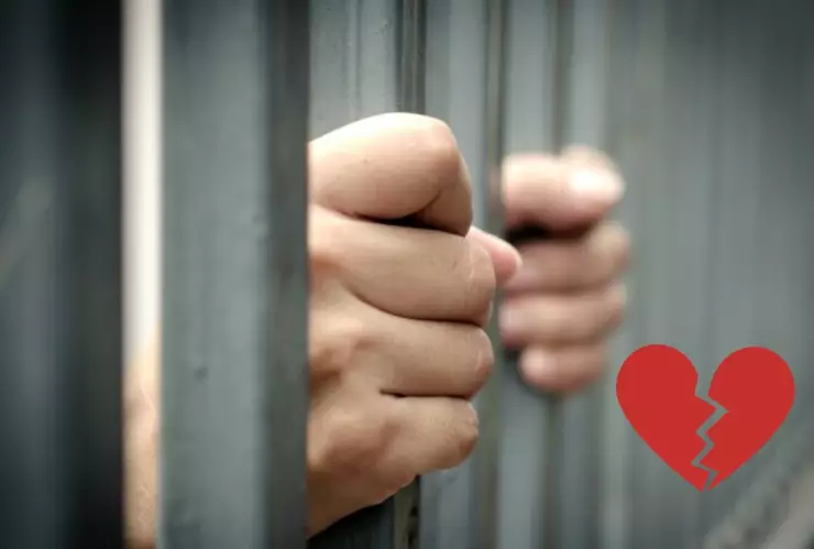 Una mujer se enamora de un reo, lo visita en la cárcel y casi la mata