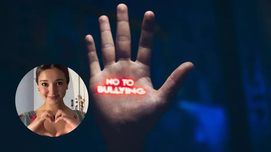 Foto de Sandra Peña, adolescente de Sevilla, España, y una mano con la fase “No to bullying”.