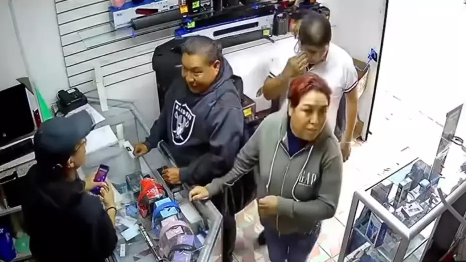 Los ladrones entraron al negocio al mismo tiempo para distraer al encargado en Chiautempan, Tlaxcala.