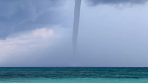 Qué-tan-peligrosa-es-una-tromba-marina-Se-viralizan-videos-de-Quintana-Roo