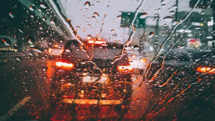 ¿Qué cubre el seguro de auto si se daña por lluvias o inundaciones?