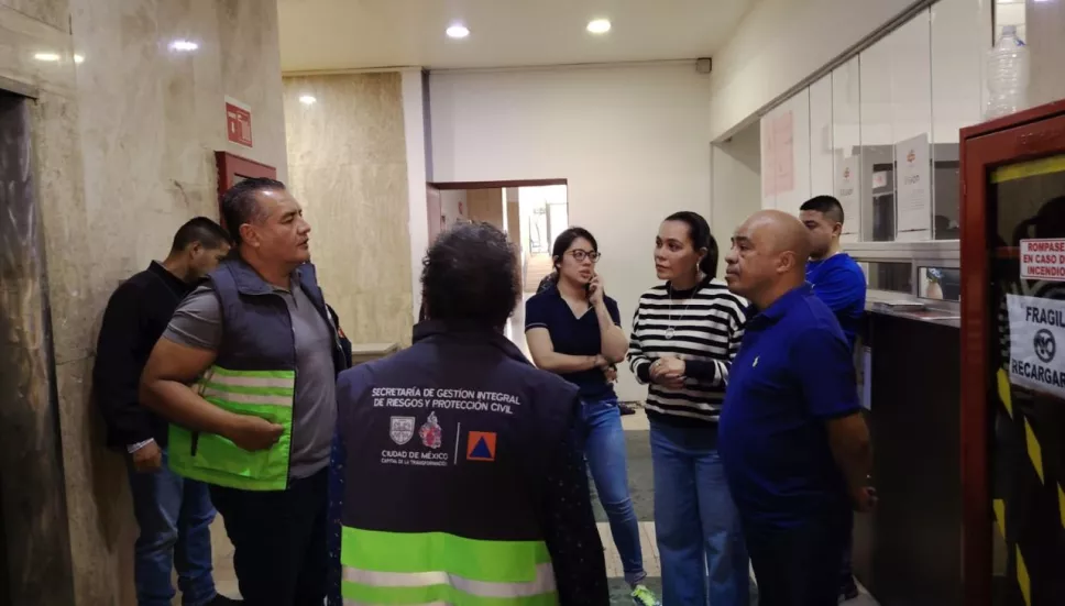 Personas quedan atrapadas en elevador de edificio en CDMX
