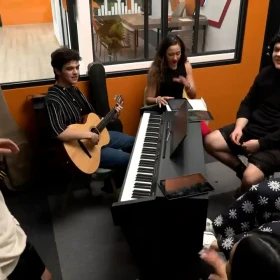 En la imagen, el equipo de Julio y Mario preparan su canción del ‘Canelo’