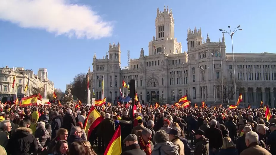 Protestas contra gobierno de Pedro Sánchez en España, lo llaman “dictador”.