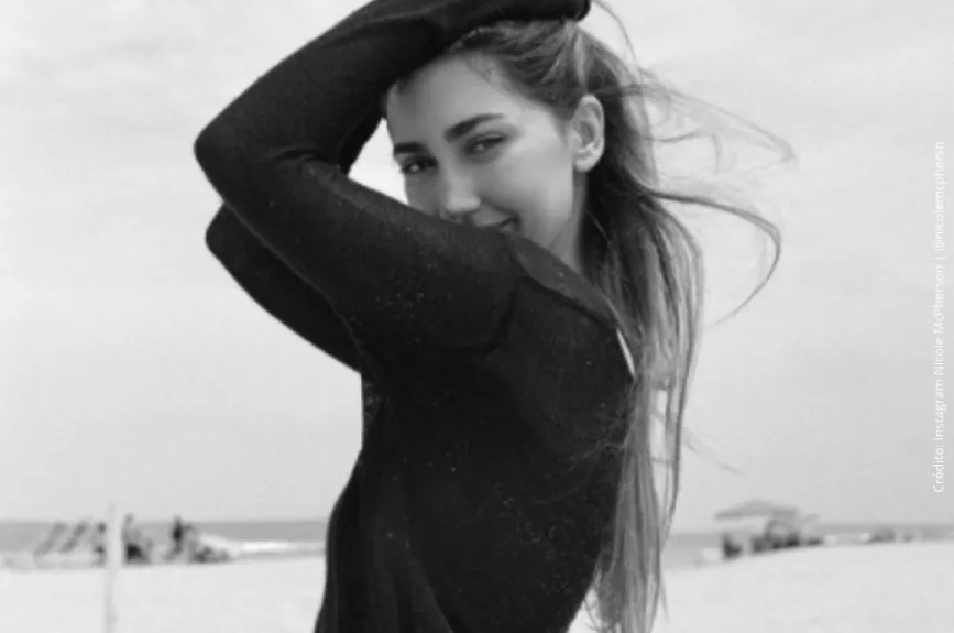 Nicole McPherson ´posando para la lente..jpg