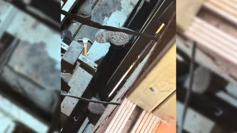 Hombre muere aplastado en elevador