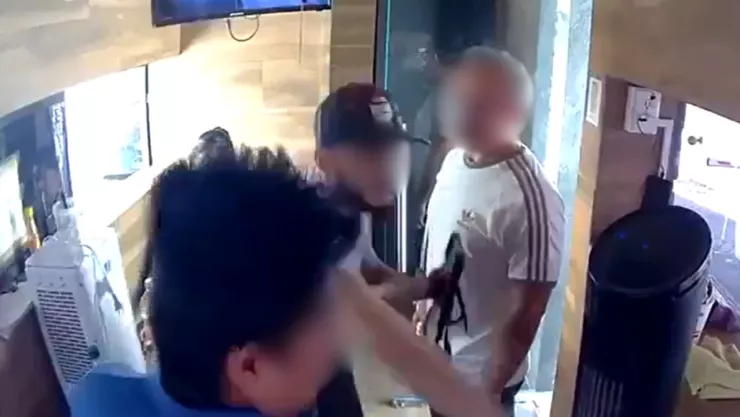 VIDEO: Captan a boxeador ´Amateur´ golpeando a guardia en Nuevo León; solo le pidió su identificación