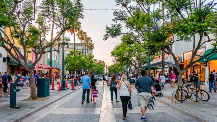 Personas pasean por el centro comercial de California