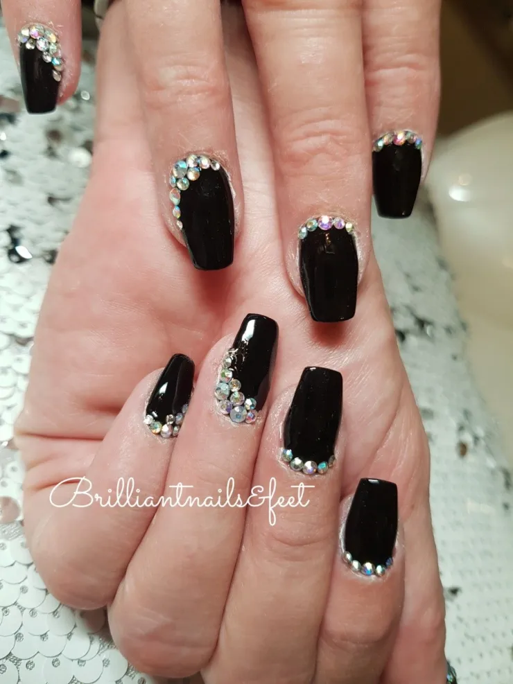 11 ideas de uñas negras que se ven elegantes para usarlas en marzo de 2026