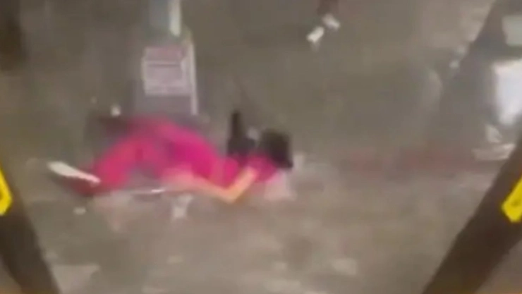 VIDEO_ Mujer es arrastrada por corriente en calles de Nueva York durante inundaciones por lluvias to.jpg