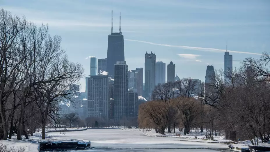 un bonito panorama de la ciudad y su skyline en invierno