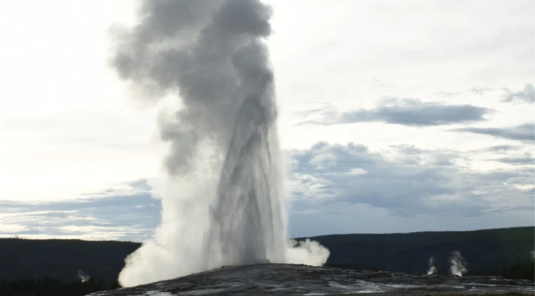 Explosión de géiser en Parque nacional de Yellowstone
