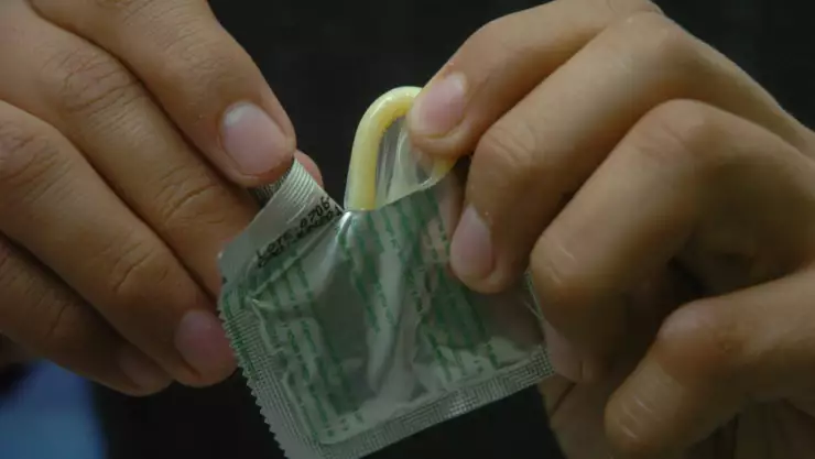 Los condones de látex, cuando se usan de manera constante y correcta, reducen el riesgo de transmisión de infecciones de transmisión sexual.