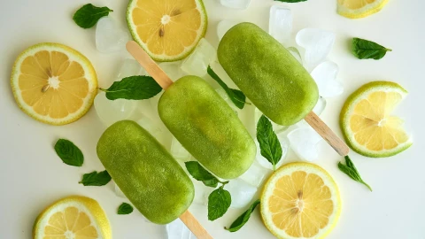 Las paletas de hielo son una forma alterna para hidratarse