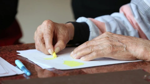 Mujer de la tercera edad haciendo ejercicios para controlar el Parkinson